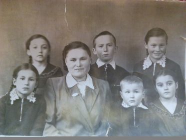 В центре сестра Валя.Племянники Люба и Галя,сын Вася(в центре),Валя,Коля,Люба. 1955-1956г.