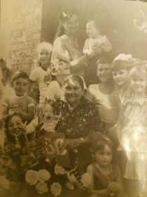 Мама Пащенко Соломанида Иосифовна в окружении своих правнуков
