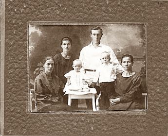 Михаил Григорьевич с женой, сестрами и племянниками