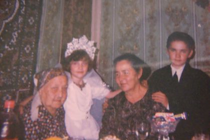 Сулейманова Магруй с правнуками