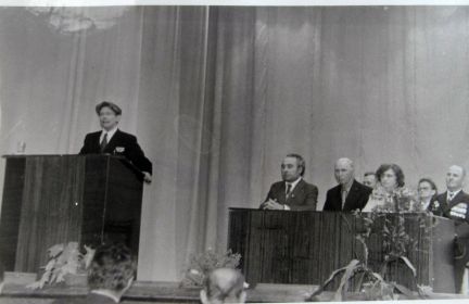 Заседание в клубе с. Таложня 8 мая 1982 г. (Торжественный вечер "Земной Вам поклон ветераны войны" (Курилов А.Н. крайний справа).