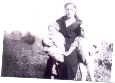 Курилова (Иванова) Мария Васильевна, дочь Валя и сын Петр 1942 г. д. Смыково.