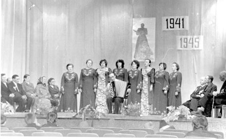 Праздник ко Дню Победы в Таложенском клубе. Курилов А.Н. третий справа.
