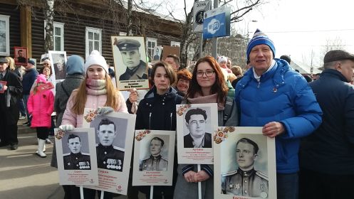 9 мая 2017 года, город Череповец. Слева направо - Ксения Чернякова, подружка Алены Настя, Алена Чернякова, Александр Сирин