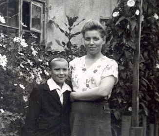 Екатерина Ивановна с сыном Сергеем(примерно 1957-58г.г.)