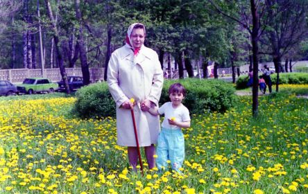 Екатерина Ивановна у Лианозовского парка отдыха с моей дочкой Юлей