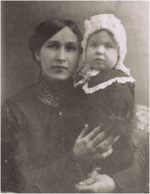 Анна Михайловна Иванова с дочерью Марией Фотография сделана по адресу Тверская №35, 4 января 1918 г.