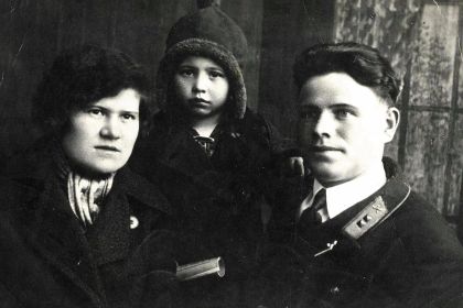 Гудилов Никита Александрович с женой Антониной Герасимовной Голуб и дочерью Полиной. 1935 год