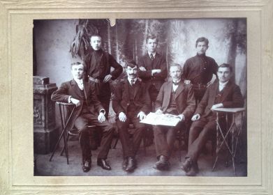  Отец - Василий Владимирович Иванов первый ряд второй справа. В окружении братьев и родных. 1910 г. Рязань.