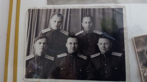 справа внизу Иван Иванович, муж бабушкиной сестры Тоси