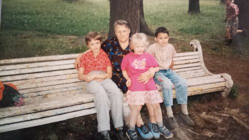 бабушка с внуками с Питере