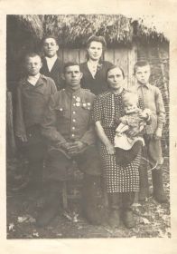 9 мая 1951 года. с. Третьяки. Василий, Валентина,  Николай, Виктор, на руках Иван.