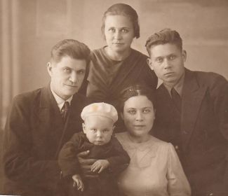 На этой фотографии мой дед с женой Мироновой Антониной Васильевной и маленьким сыном Павлом. За ними стоят сестра Михарева Вера и брат Миронов Александр