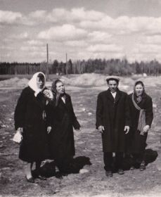Карасев А. И. с родными сестрами (с права Поля, с лева Лиза и Таня)