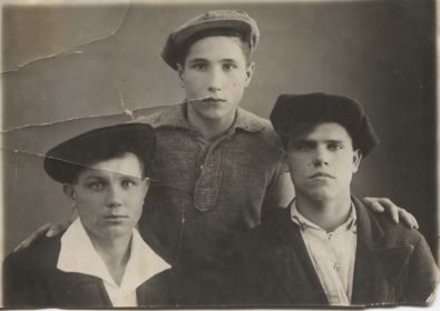 Братья Мордачёвы (внизу) с другом