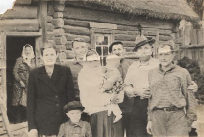 Иван Капранов (в шляпе) после войны с родителями и семьями сестёр Марии и Анастасии