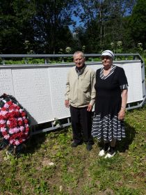 Мусихин А.М. и его жена у мемориальных досок в д. Ефимово