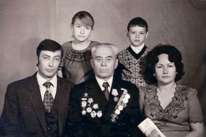 1984 год. Семен Васильевич, сын - Владимир (жена сына - Тамара, дети - Жанна и Эдик)