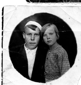 С сестрой Лидой, лето 1939 года, за неделю до ухода в армию