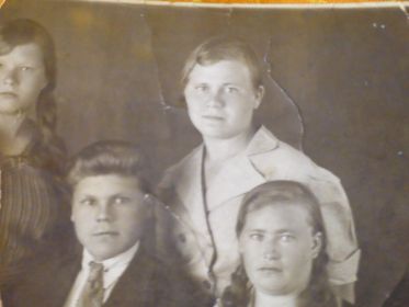 на фото мой дед,моя мать,моя бабушка.