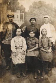Петр стоит справа