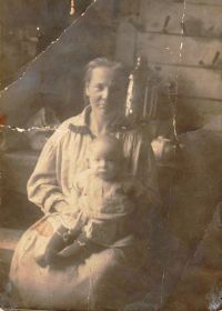 жена- Анастасия Ивановна с дочкой