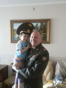 Младший внук, полковник Протопопов Олег Владимирович с праправнуком