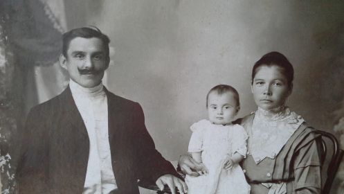 Отец-Иван Илларионович Давыдов, мать- Александра Куликова с ребёнком