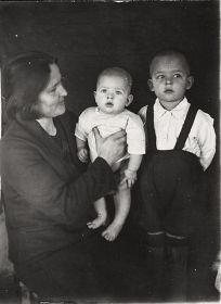 Сыновья - Борис 1938 г.р. Валерий 03.08.1941 г.р.