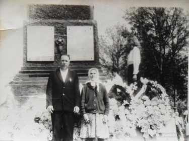 мама Демина Дарья Ильинична на Кургане Бессмертия и Славы хутора Булахи 1976 год Украина.