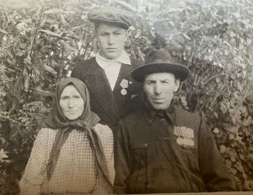 Родители Антон Матвеевич и Анна Гавриловна и брат Николай