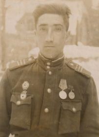 Гвардии сержант Кочарян Цолак Саргисович, наводчик, командир орудия. Фото 1945 г.
