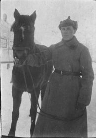 Иван Петрович Бобриков, младший брат Викторина со своим конем Мальчиком во время службы пограничником в Комсомольске на Амуре