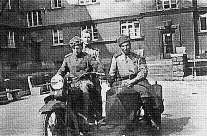 В Вене после взятия. Апрель 1945 г. Однополчане.