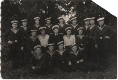 Учебный отряд г. Мамонов 1949 год. (в полный рост слева)