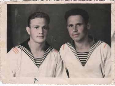 16 июля 1953 года. - с другом в  г. Щербаков