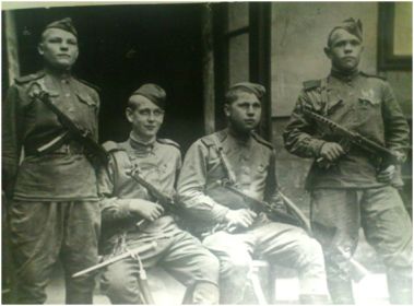 Слева направо: мл. сержант Ермилов, мл. сержант Сенин, рядовой Забелин, ст. сержант Кувшинов