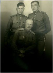 Сидит - капитан Рожков, стоят - мл. лейтенант Малеев и лейтенант Вартаназаров
