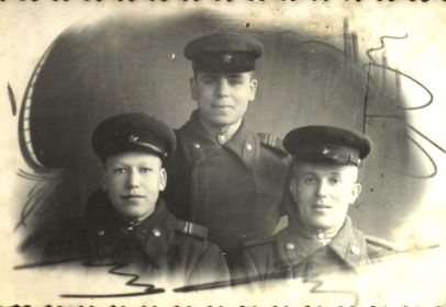 Слева направо: Никулин, Ляшевский Степан, Тимошевский Витя