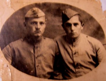 мой дедушка (слева) с боевым товарищем (неустановлен)