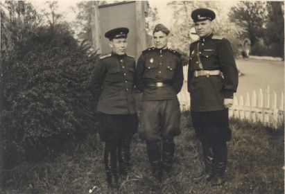 1 мая 1952 г.г. Гв к-н Гурьянов,гв.ряд. Лубнин,гв.ст.л-т Скубицкий 