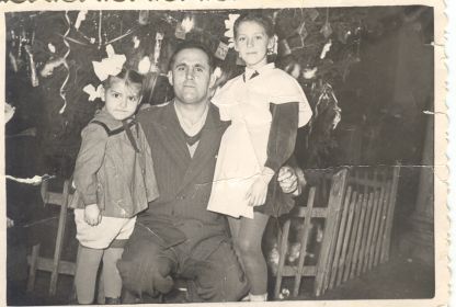 Захарий Андриевский и детишки,июнь 1960 г.Сослуживец