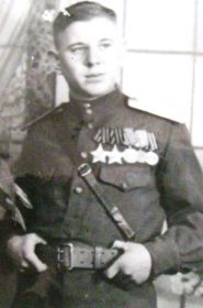 Красюченко Фёдор Павлович (полный кавалер ордена Славы). Воевал в одной с дедом батарее (пятой). 