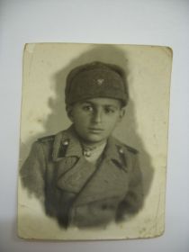 На фотографии мальчик Робик, который был сыном полка, где служил мой дед.