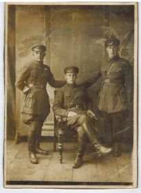 1941 г. В центре Сагайдак Иван Захарович с однополчанами