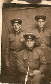 Куриленко Павел Исакович (стоит первый слева )Могильный Быконя Фото от 25.05.1940