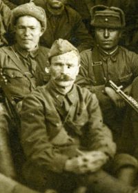 Фрагмент группового фото. Я предпологаю, что это командир роты Колесников..