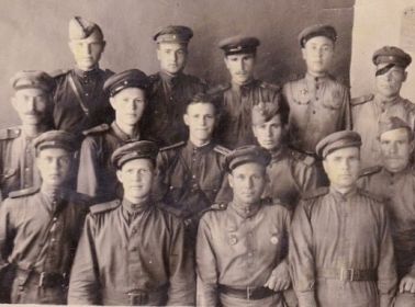 Икаев Мурза Хаджиумарович (первый слева во втором ряду) с однополчанами, фото подписано 05.05.1944 года, к великому сожалению, не указаны имена, полевая почта №23979, командир - капитан Павлов...