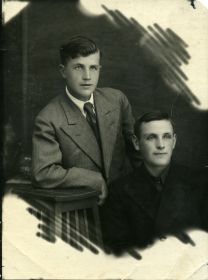 Ю.Курочкин (справа внизу) с другом Александром Голубцовым. 