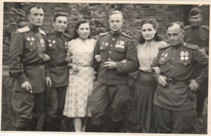 1945 год. Фронтовые друзья на Берлинском аэродроме.